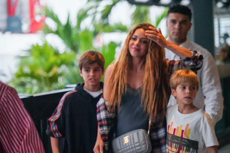 *PREMIUM-EXCLUSIVE* NEW BESTIES? Single ladies Shakira and Gisele Bundchen are spotted leaving dinner with their kids after split from football/futbol exes!