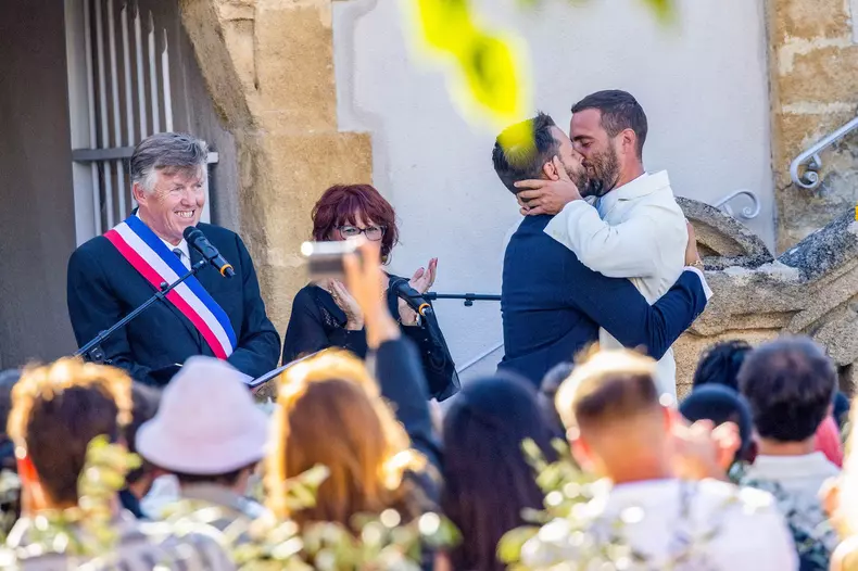 Mariage de Simon Porte Jacquemus et Marco Maestri à Charleval