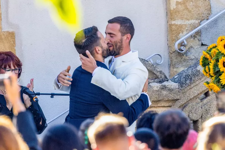 Mariage de Simon Porte Jacquemus et Marco Maestri à Charleval