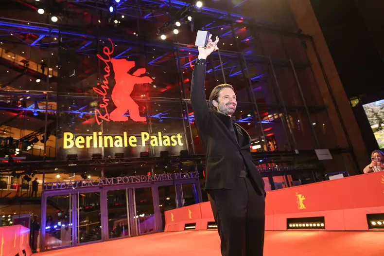 Sebastian Stan, A Different Man von Aaron Schimberg. Silberner Bär für die beste schauspielerische Leistung in einer Hau