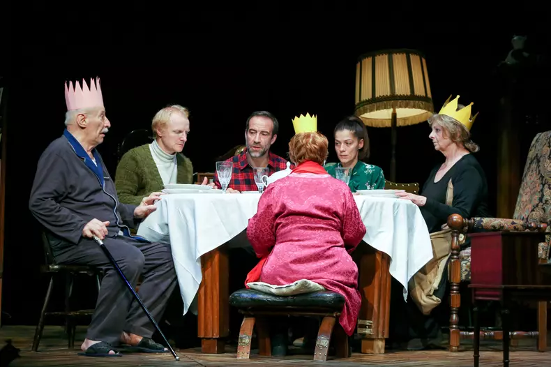 scena-de-grup-regele-moare