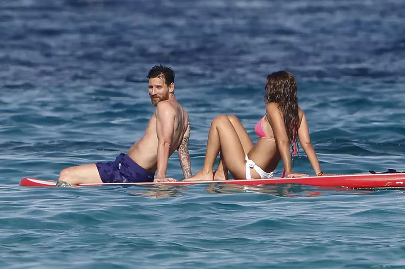 Lionel Messi and partner  Antonella Roccuzzo enjoy a day by the sea accompanied by their children.