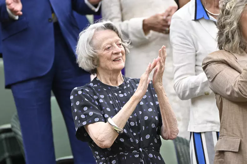 Maggie Smith dans les tribunes lors de la finale femme du tournoi de Wimbledon 2023 à Londres