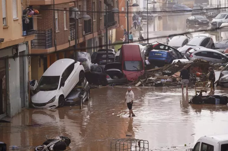 imagini-apocaliptice-dupa-inundatiile-catastrofale-cu-51-de-morti-din-spania-victimele-sunt-cautate-cu-dronele-932081