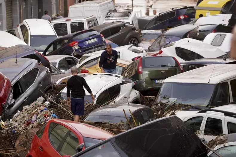 imagini-apocaliptice-dupa-inundatiile-catastrofale-cu-51-de-morti-din-spania-victimele-sunt-cautate-cu-dronele-932082