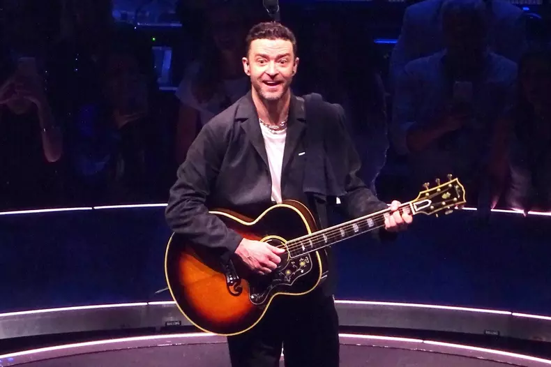 *EXCLUSIVE* Justin Timberlake gets emotional during his last European concert in LDLC Arena in Lyon