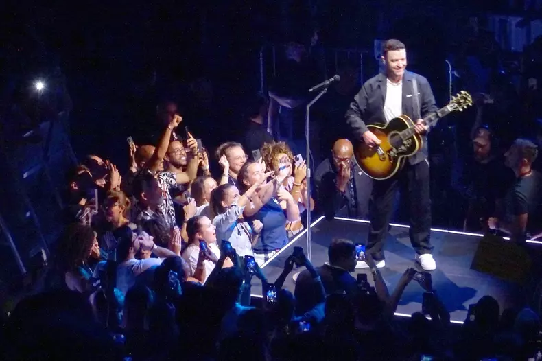 *EXCLUSIVE* Justin Timberlake gets emotional during his last European concert in LDLC Arena in Lyon
