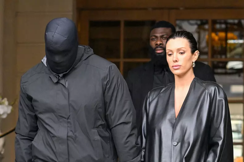 Kanye West (Ye) et sa femme Bianca Censori à la sortie de l'hôtel Ritz lors de la semaine de la mode femme automne/hiver 2024-2025 (PFW)