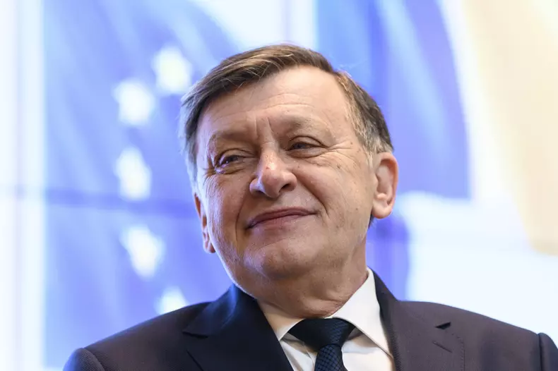 BUCURESTI - PALATUL PARLAMENTULUI - FORUM - FONDURI EUROPENE - R