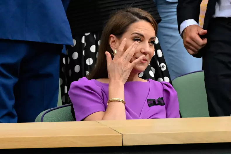 Catherine (Kate) Middleton avec la princesse Charlotte et Pippa Middleton dans les tribunes de la finale du tournoi de Wimbledon 2024