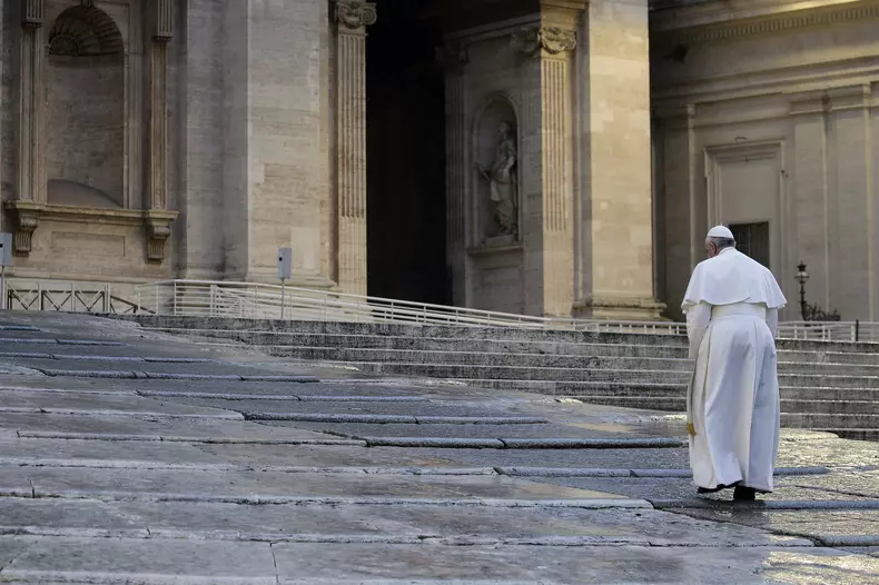 Roma, La suggestiva benedizione Urbi et Orbi di Papa Francesco