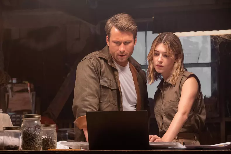 Daisy Edgar-Jones and Glen Powell