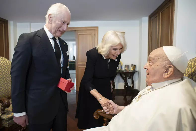 ITALY -  KING CHARLES III AND QUEEN CAMILLA DURING A PRIVATE MEETING WITH POPE FRANCIS IN ROME  - 2025/4/9