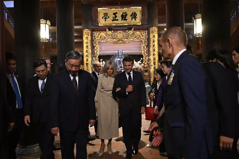 Le président français Emmanuel Macron et sa femme Brigitte Macron, accompagnés du Secrétaire général du Parti communiste vietnamien To Lam et de sa femme Ngo Phong Ly, visitent le Temple de la Littérature à Hanoï