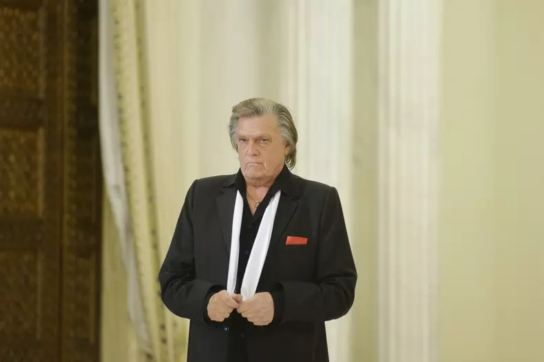KLAUS IOHANNIS - DECORARE - ARTISTI