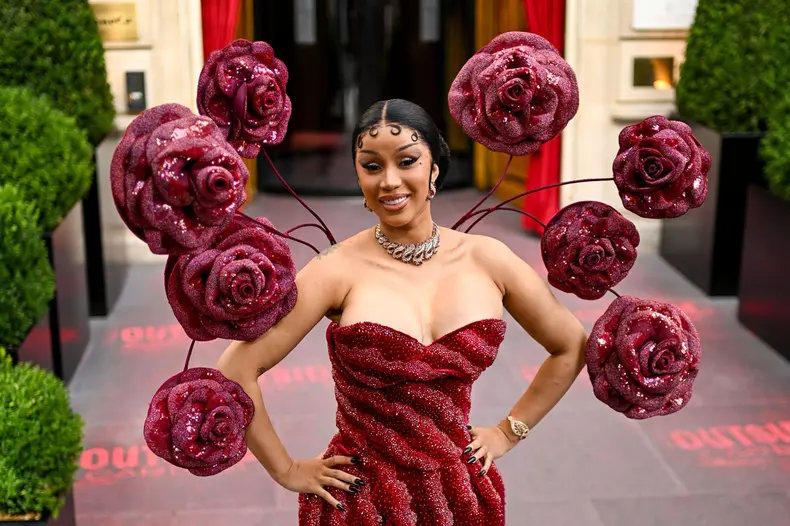 Cardi B rentre à l'hôtel Fouquet's Paris après avoir assister au défilé Rahul Mishrai lors de la Fashion Week de Paris (PFW)