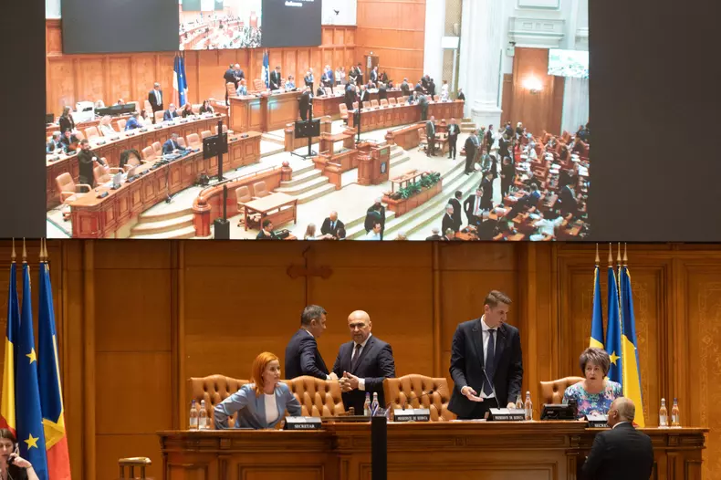PARLAMENT - ASUMAREA RASPUNDERII GUVERNULUI PE PACHETUL DE MASUR