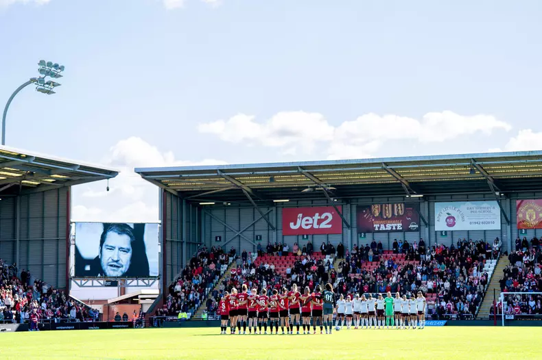 Manchester United Women v Arsenal Women Women’s Super League  LEIGH, ENGLAND -September 21st 2025:  Minute silence for Matt Beard  during the match between Manchester United and Arsenal  at Leigh Sports Village on -September 21st 2025 in Leigh, England.
