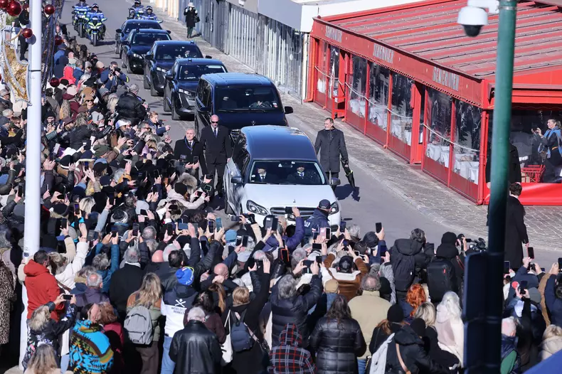 Passage du cortège funéraire de Brigitte Bardot devant le Café Sénéquier vers le cimetière marin de Saint-Tropez