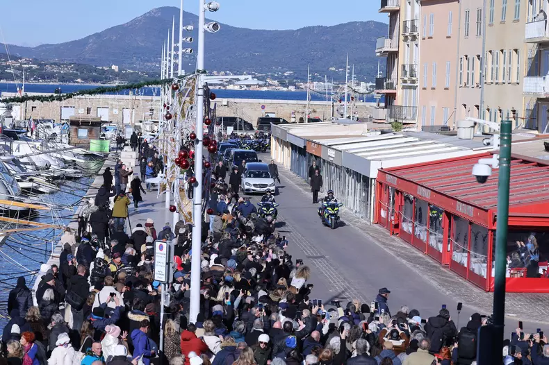 Passage du cortège funéraire de Brigitte Bardot devant le Café Sénéquier vers le cimetière marin de Saint-Tropez