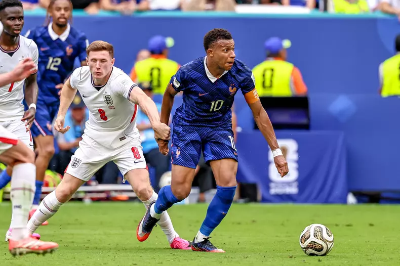 Soccer 2026: France 4:6 England.