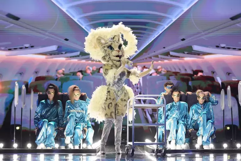 antonia-pisica-de-la-masked-singer-romania-5-1024x683-1