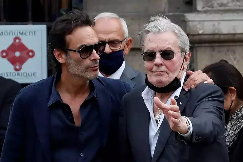Alain-Delon-impreuna-cu-fiul-sau-1024x683-1