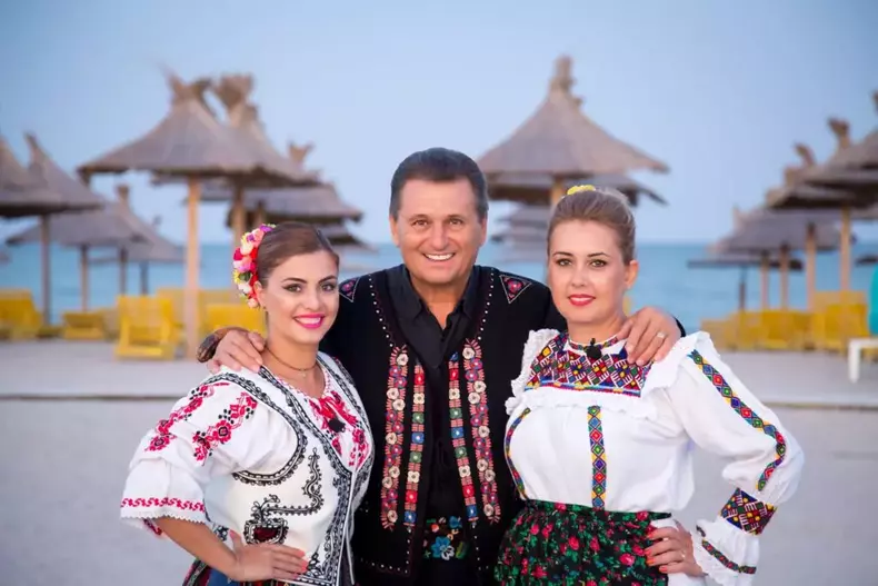 Nea-Marin-si-fiicele-sale-1024x683-1