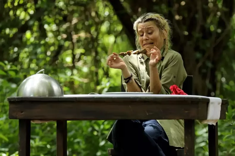 1sunt-celebru-scoate-ma-de-aici-3-1024x683-1