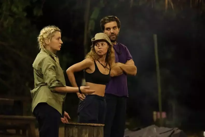 sunt-celebru-scoate-ma-de-aici-1-1024x683-1