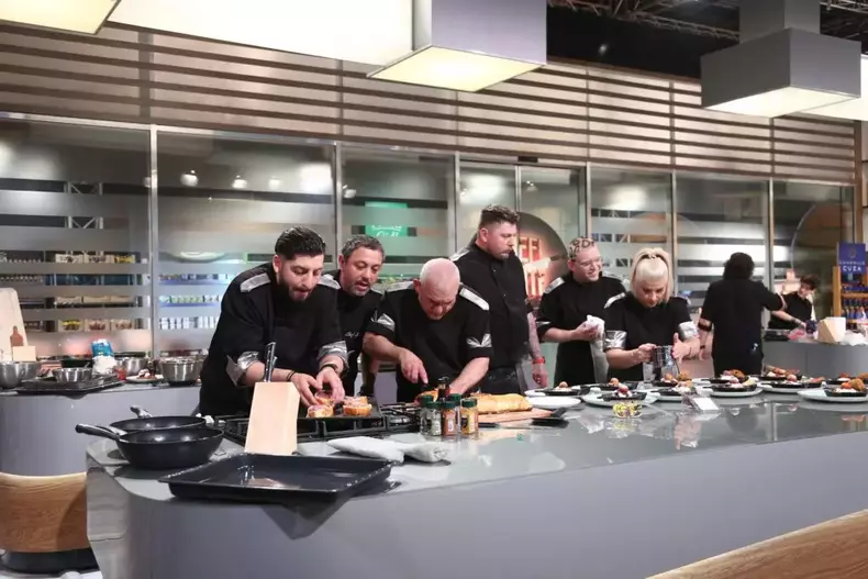 titus-angajat-la-chefi-la-cutite-3