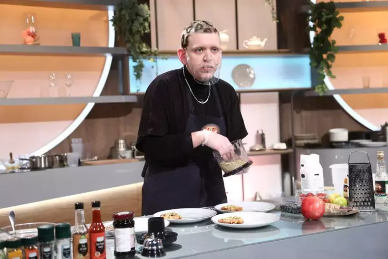 titus-angajat-la-chefi-la-cutite-5