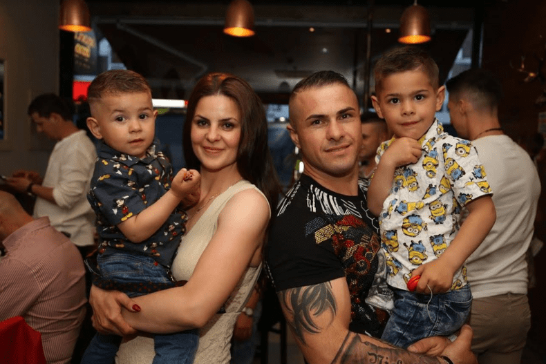 alin-chirila-alaturi-de-sotie-si-cei-doi-copii