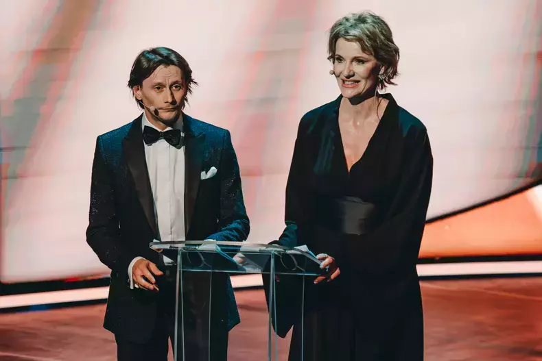 lia-bugnar-si-marius-manoleprezentatorii-galei-premiilor-gopofoto-miuluta-fluieras-copy