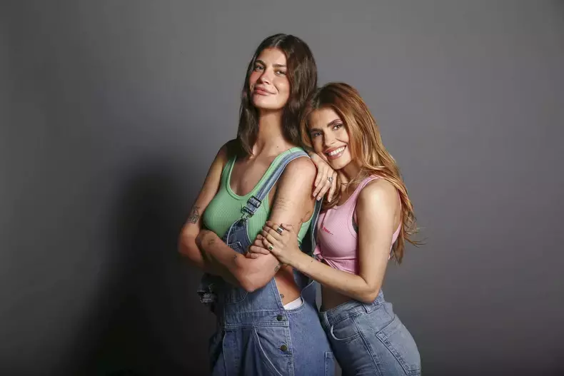 laura-giurcanu-si-sanziana-negru-1