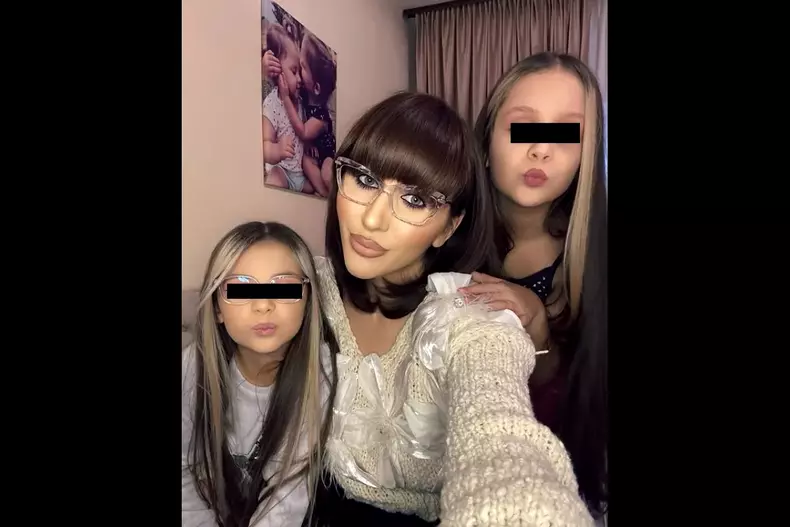 https___www.cancan.ro_wp-content_uploads_2025_01_Dana-Roba-alaturi-de-fetitele-ei