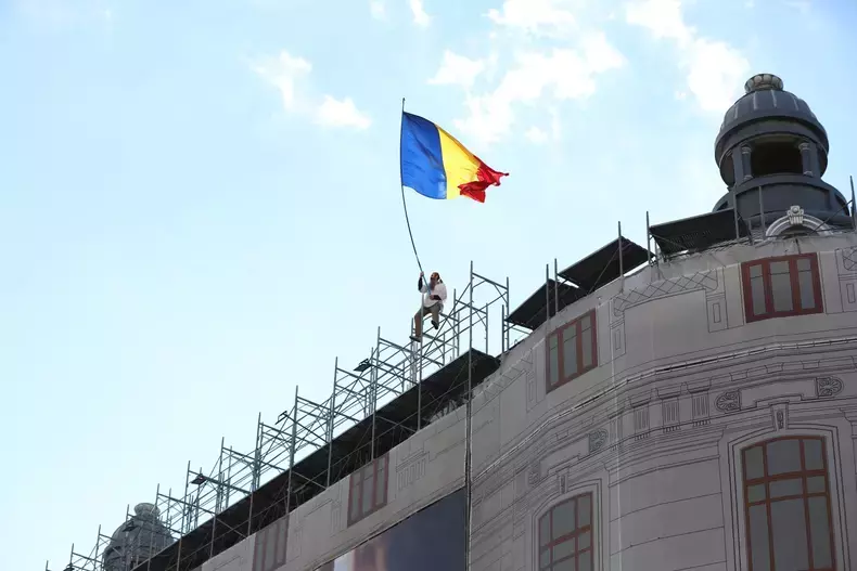 stegarul-dac-s-a-urcat-pe-cladirea-universitatii-bucuresti-care-se-reabiliteaza--au-venit-politistii-si-pompierii-iar-circulatia-a-fost-afectata-3