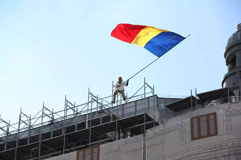 stegarul-dac-s-a-urcat-pe-cladirea-universitatii-bucuresti-care-se-reabiliteaza--au-venit-politistii-si-pompierii-iar-circulatia-a-fost-afectata-4
