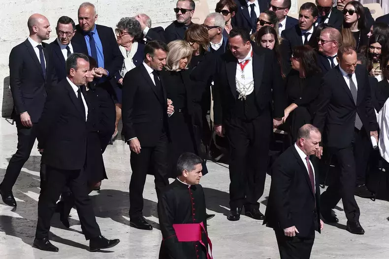 brigitte-macron-la-funeralii-papa-francisc