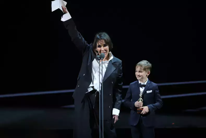 ioana-pavelescu-premiile-GOPO-dumitruangelescu-220-scaled