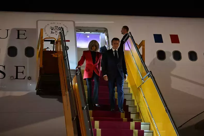 imagini-virale-cu-emmanuel-macron-palmuit-de-brigitte-macron6