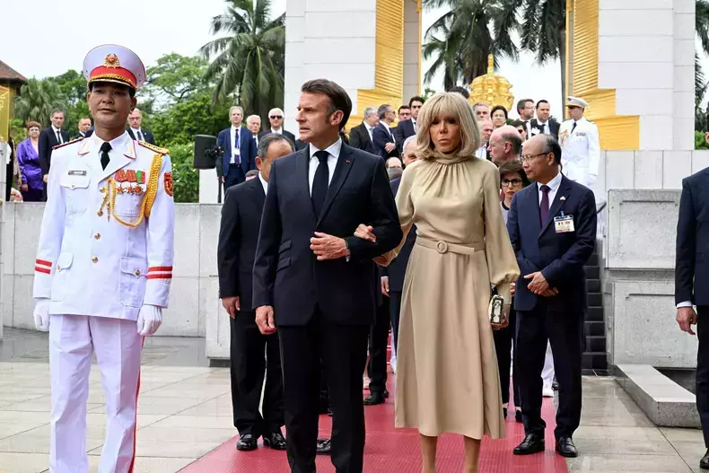 emmanuel-macron-si-brigitte-macron8-1