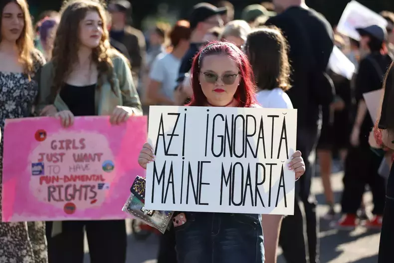 miting-de-solidaritate-cu-femeile-victime-ale-abuzului-in-fata-guvernului-dupa-moartea-teodorei-marcu-7