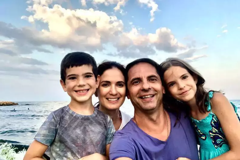2dan-negru-si-familia