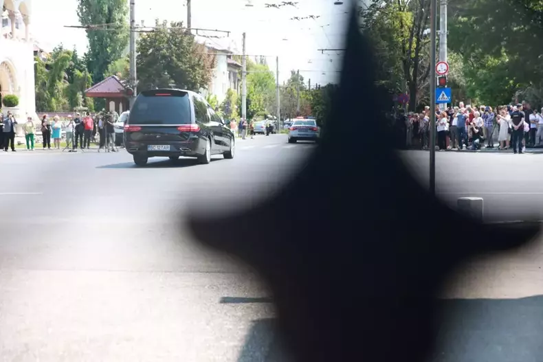 cortegiul-funerar-se-indreapta-catre-cimitirul-ghencea-1536x1024