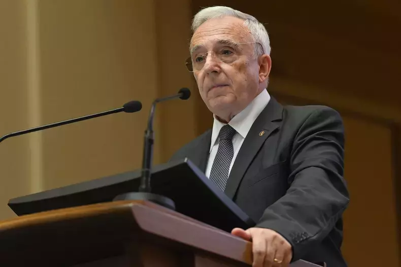 hepta_6581811-1-scaled