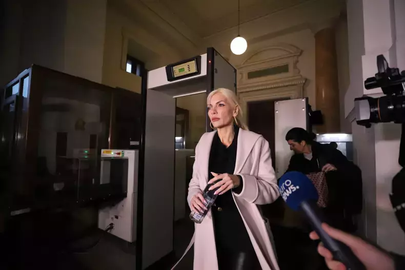 laura-vicol-a-fost-surprinsa-in-timp-ce-se-afla-la-curtea-de-apel-bucuresti--foto-dumtiru-angelescu
