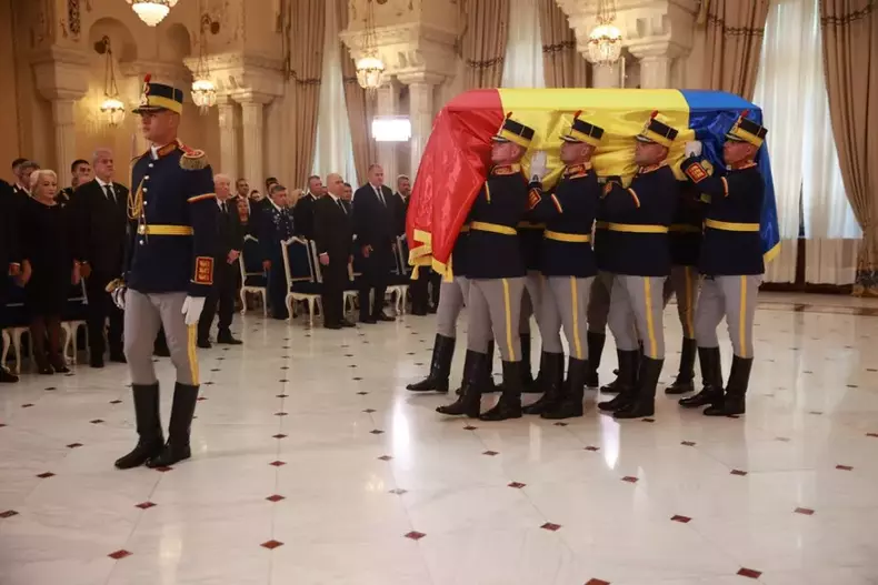 sicriul-a-fost-ridicat-de-pe-catafalc-de-garda-de-onoare-inmormantare-ion-iliescu-7-august-2025-1536x1024