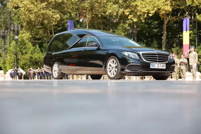 ultimul-onor-a-fost-primit-de-ion-iliescu-de-la-garda-de-onoare-pe-platoul-marinescu-1536x1024