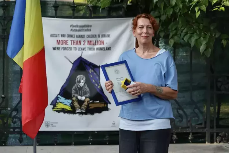 video-printesa-briana-caragea-a-primit-medalia-inima-de-aur-din-partea-lui-zelenski-pentru-ajutorul-acordat-refugiatilor-ucraineni-9-1 (1)